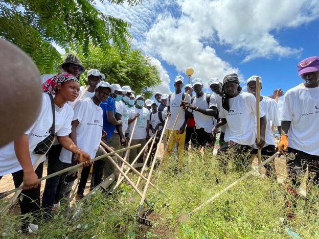 Wadial Magal Gui-Grande journée de nettoiement à Diourbel : Plus de 1500 Jeunes et Femmes mobilisés par le Directeur de l'emploi Wadial Magal Gui-Grande journée de nettoiement à Diourbel : Plus de 1500 Jeunes et Femmes mobilisés par le Directeur de l'emploi