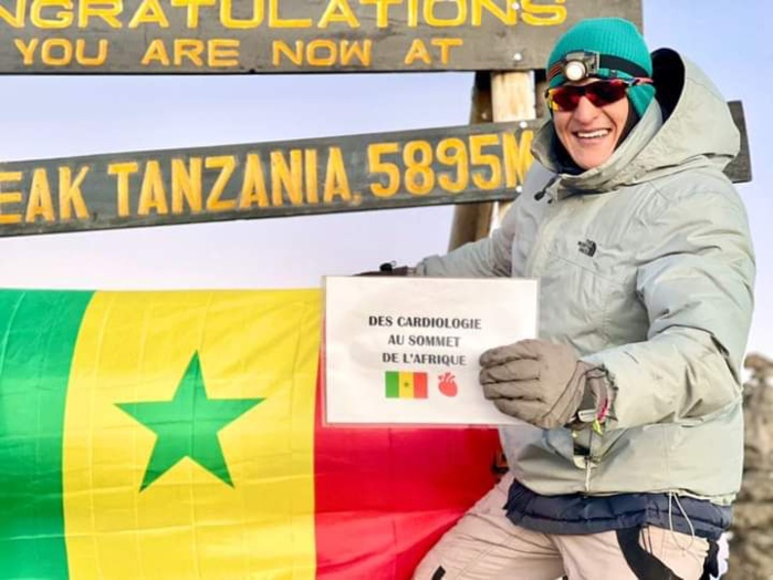 Découverte: Un marocain amoureux du Sénégal avec son drapeau au Mont Kilimanjaro