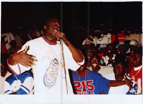 Daddy Bibson copieusement hué par le public lors d’un concert de rap à Sicap Mbao
