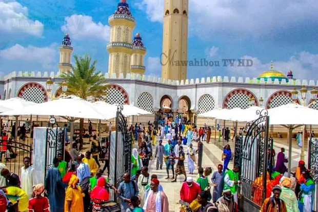 Affluence des pèlerins vers la ville sainte: Les images du 17 Safar près de la Grande Mosquée de Touba Affluence des pèlerins vers la ville sainte: Les images du 17 Safar près de la Grande Mosquée de Touba