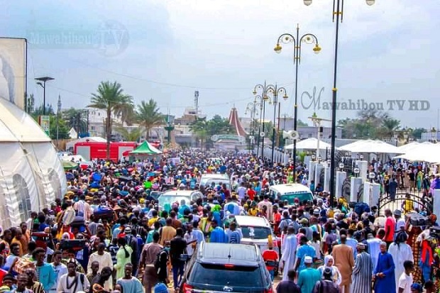 Affluence des pèlerins vers la ville sainte: Les images du 17 Safar près de la Grande Mosquée de Touba Affluence des pèlerins vers la ville sainte: Les images du 17 Safar près de la Grande Mosquée de Touba