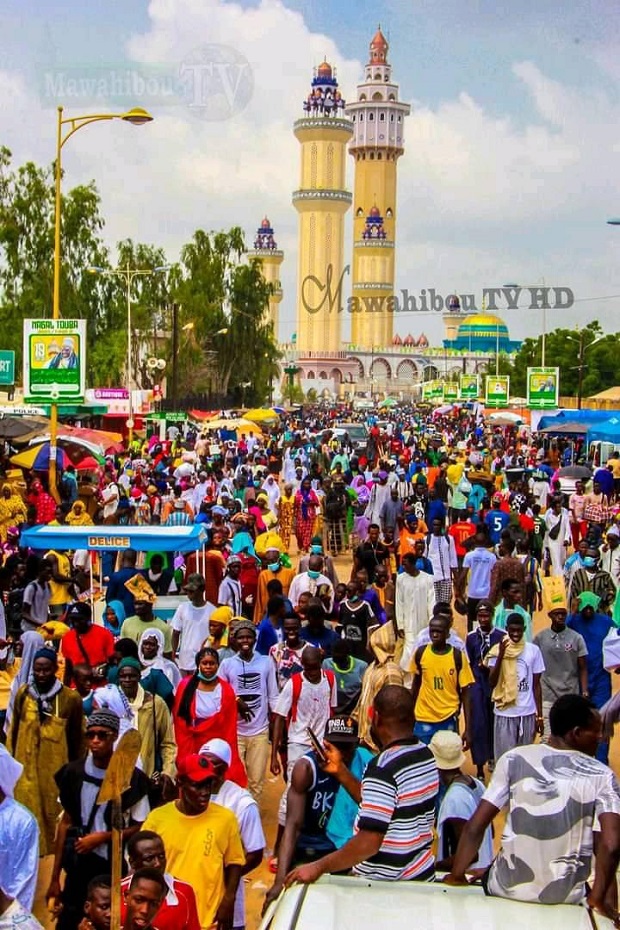 Affluence des pèlerins vers la ville sainte: Les images du 17 Safar près de la Grande Mosquée de Touba Affluence des pèlerins vers la ville sainte: Les images du 17 Safar près de la Grande Mosquée de Touba