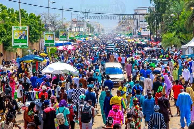 Affluence des pèlerins vers la ville sainte: Les images du 17 Safar près de la Grande Mosquée de Touba Affluence des pèlerins vers la ville sainte: Les images du 17 Safar près de la Grande Mosquée de Touba