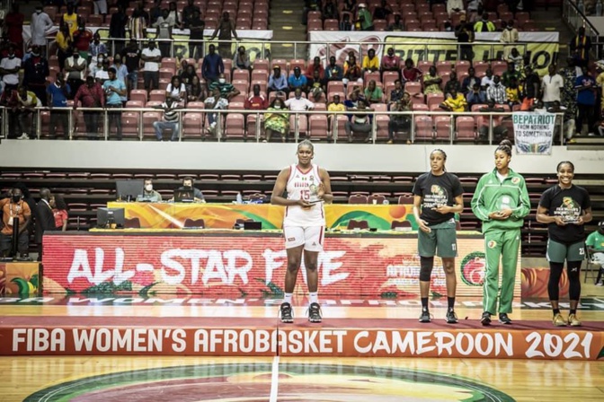 Photo des 5 majeures: Yacine Diop se photographiant avec sa récompense, est absente Photo des 5 majeures: Yacine Diop se photographiant avec sa récompense, est absente