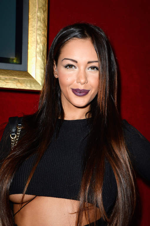 Nabilla en montre trop à la Fashion Week