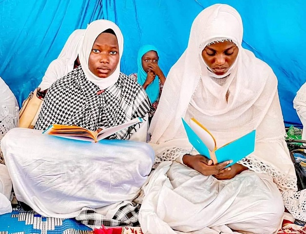 Lecture du Saint Coran: Ces belles images d’un groupe de jeunes filles célébrant le Magal Lecture du Saint Coran: Ces belles images d’un groupe de jeunes filles célébrant le Magal