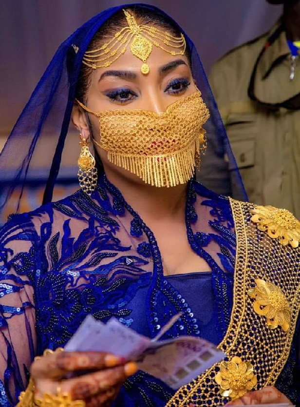 Fashion de Adja Ngoye Fall Madame Touré: Les photos qui lui ont valu des pluies de commentaires Fashion de Adja Ngoye Fall Madame Touré: Les photos qui lui ont valu des pluies de commentaires