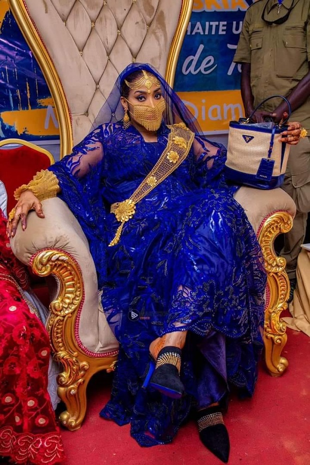 Fashion de Adja Ngoye Fall Madame Touré: Les photos qui lui ont valu des pluies de commentaires Fashion de Adja Ngoye Fall Madame Touré: Les photos qui lui ont valu des pluies de commentaires