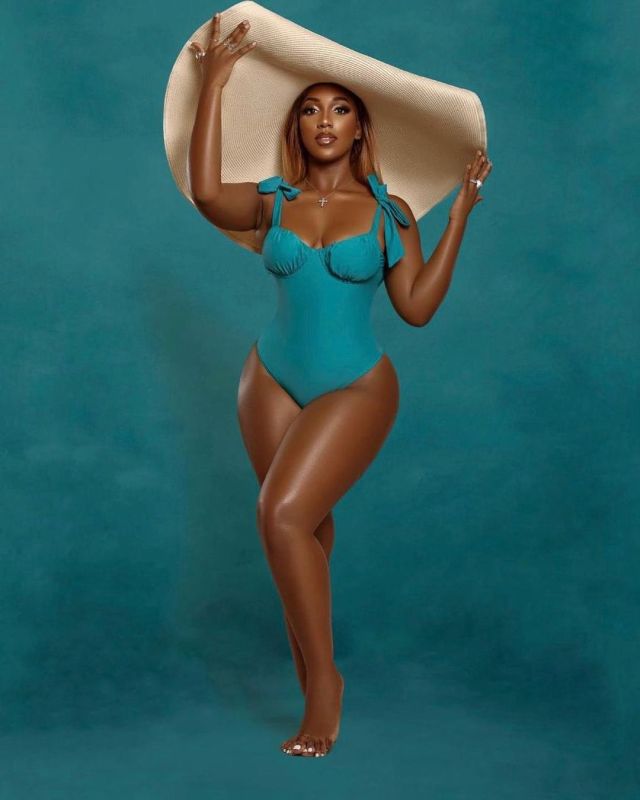 Liliane, la fille de Dj Edouardo continue d’enflammer la toile avec ses clichés torrides ! Liliane, la fille de Dj Edouardo continue d’enflammer la toile avec ses clichés torrides !