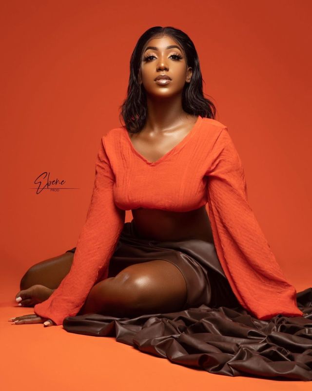 Liliane, la fille de Dj Edouardo continue d’enflammer la toile avec ses clichés torrides ! Liliane, la fille de Dj Edouardo continue d’enflammer la toile avec ses clichés torrides !