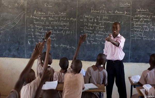 Un enseignant, une carte professionnelle, une vieille doléance satisfaite: Mamadou Talla a procédé à la remise symbolique
