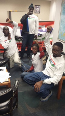 Vidéo: Des Gambiens s'enchaînent dans les locaux de leur ambassade aux Etats-Unis pour dénoncer le régime de Jammeh