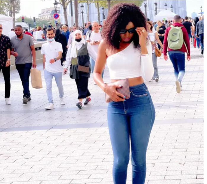 Queen Biz se balade en tenue sexy dans les rues de Paris Champs Elysées(Photos)