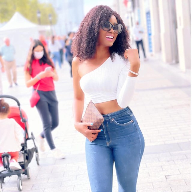 Queen Biz se balade en tenue sexy dans les rues de Paris Champs Elysées(Photos) Queen Biz se balade en tenue sexy dans les rues de Paris Champs Elysées(Photos)