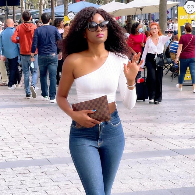 Queen Biz se balade en tenue sexy dans les rues de Paris Champs Elysées(Photos)