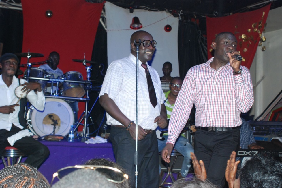 Pape Diouf sur scène avec le maestro Amath Samb Pape Diouf sur scène avec le maestro Amath Samb