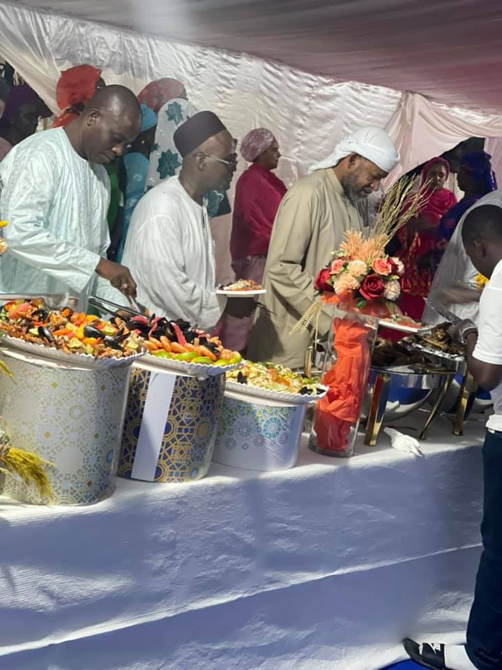 Images sur Gamou: Le berndé exceptionnel de Soxna Oumou Sy Dabakh et de Soxna Amina Niasse, chez Dr. Ahmed Khalifa Niasse