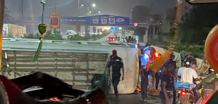 Photos: Un car « Ndiaga Ndiaye » se renverse sur la route nationale 