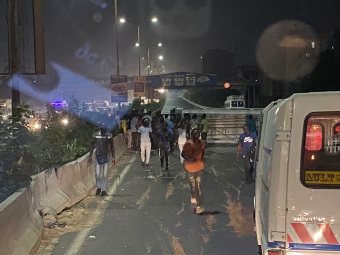 Photos: Un car « Ndiaga Ndiaye » se renverse sur la route nationale 