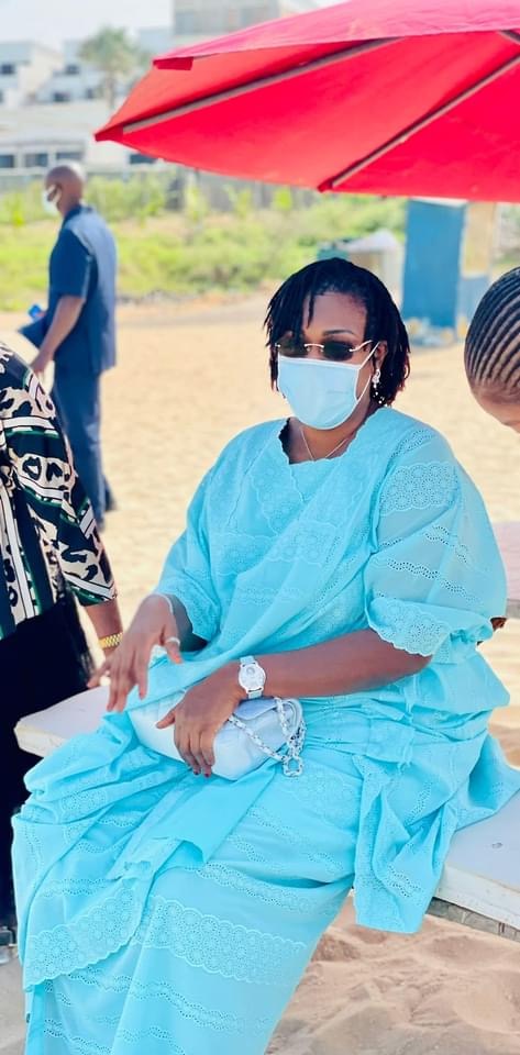 En visite en Gambie, la Première Dame, Marième Faye Sall dévoile ses rastas (Photos)