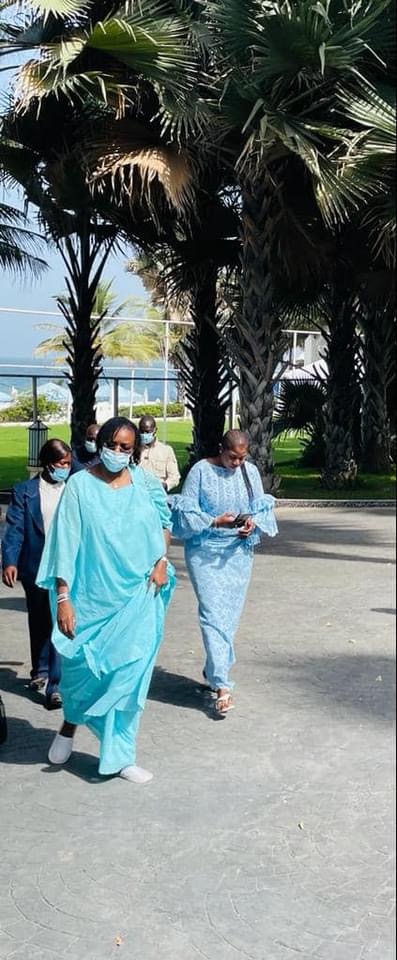 En visite en Gambie, la Première Dame, Marième Faye Sall dévoile ses rastas (Photos)