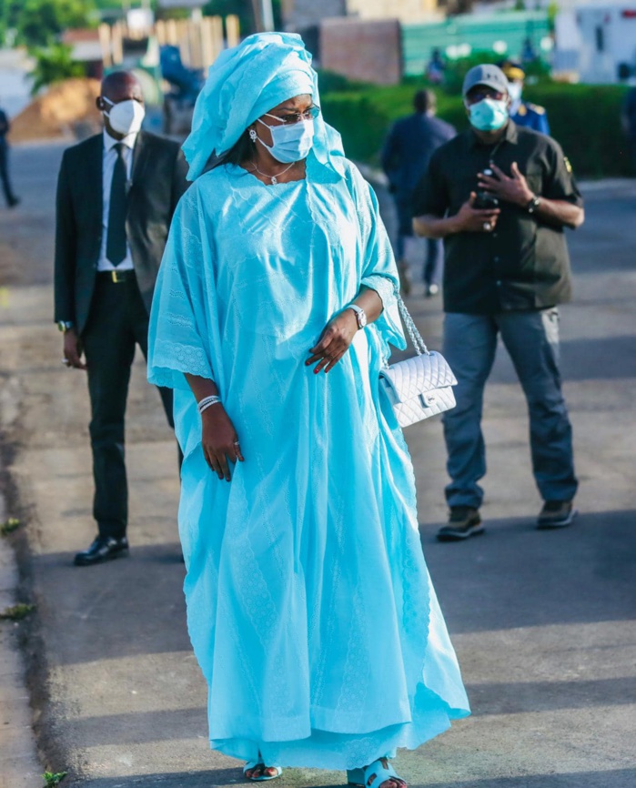 En visite en Gambie, la Première Dame, Marième Faye Sall dévoile ses rastas (Photos)