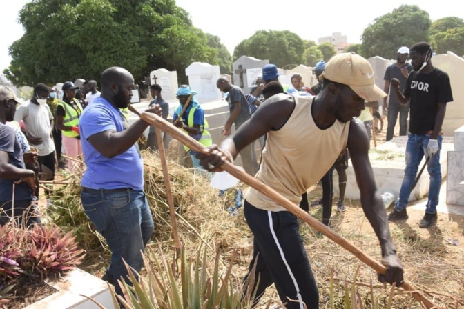 Désherbage du cimetière Saint Lazare: Barthélémy Dias au cœur de l'action (images)