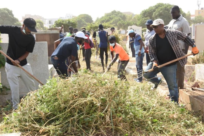 Désherbage du cimetière Saint Lazare: Barthélémy Dias au cœur de l'action (images)