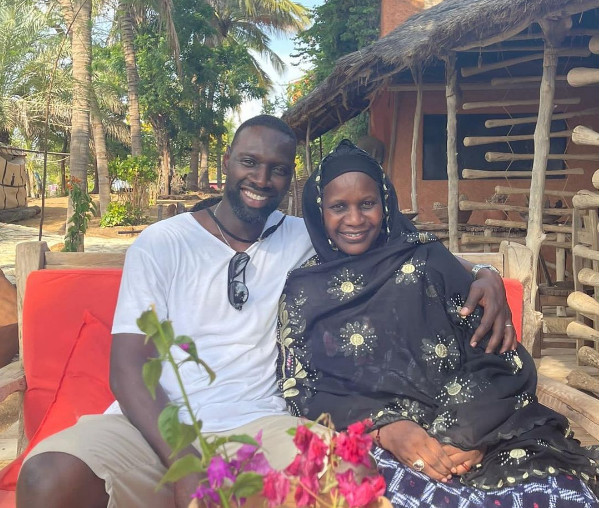 (PHOTOS) / En vacances à Dakar: Les clichés d’Omar Sy et de sa mère 