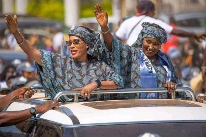 Gambie présidentielle: Fatou Bah et sa co-épouse battent campagne pour leur mari, Adama Barrow Gambie présidentielle: Fatou Bah et sa co-épouse battent campagne pour leur mari, Adama Barrow