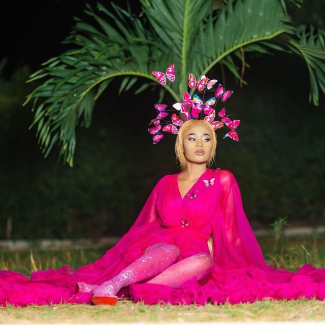 La sexy Ngonish Caramel dans une robe qui fascine la toile (Photos) La sexy Ngonish Caramel dans une robe qui fascine la toile (Photos)