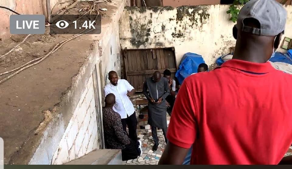 Incitant la jeunesse à résister: Les opposants fuient et se réfugient dans une maison ( Vidéo )