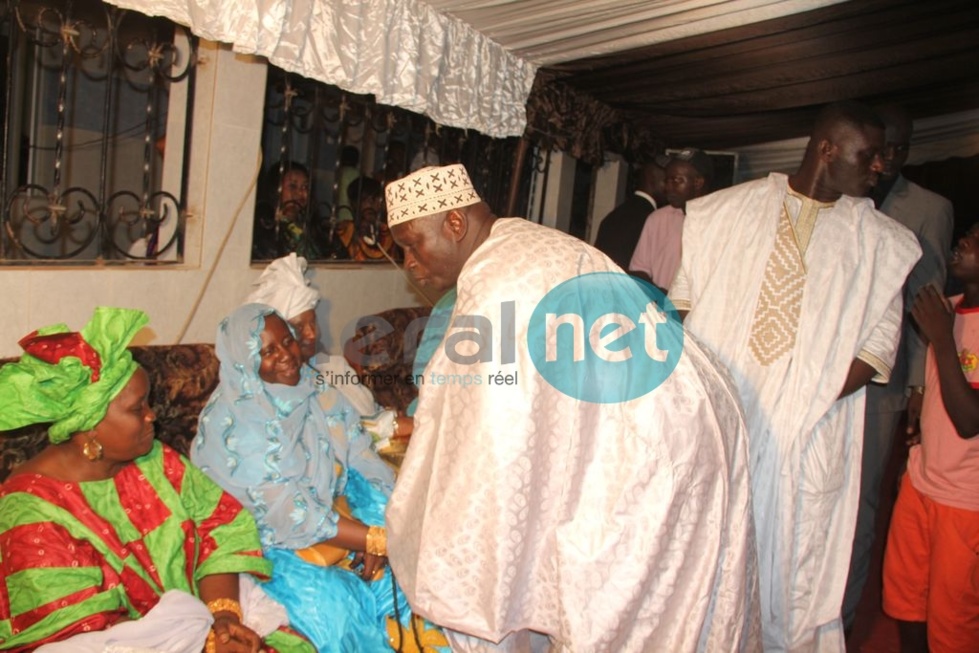 Thierno Ndiaye recueillant les prières de la mère de Balla
