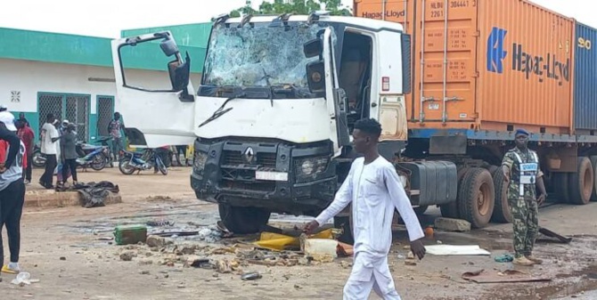 Avenue Cheikh Ahmadou Bamba: Un camion porte-conteneurs écrase un piéton