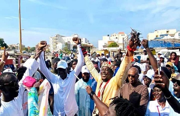Quais de pêche de Yoff : Abdoulaye Diouf Sarr, candidat de la coalition BBY à la ville de Dakar en visite de précampagne Quais de pêche de Yoff : Abdoulaye Diouf Sarr, candidat de la coalition BBY à la ville de Dakar en visite de précampagne