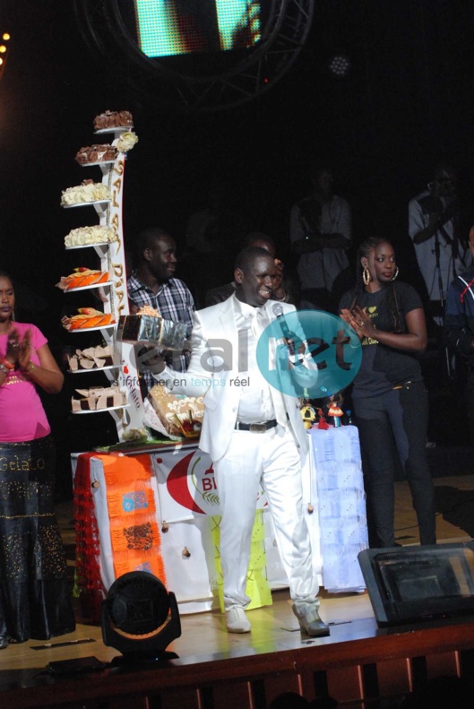 [PHOTOS] Le lead vocal du Nokoss Band se fait arroser de billets de banque par ses fans