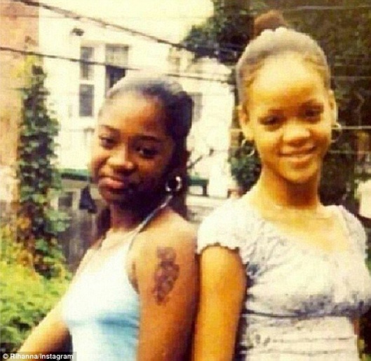 (Photo) Rihanna dévoile une photo d’elle toute jeune, en pleine adolescence. Regardez !