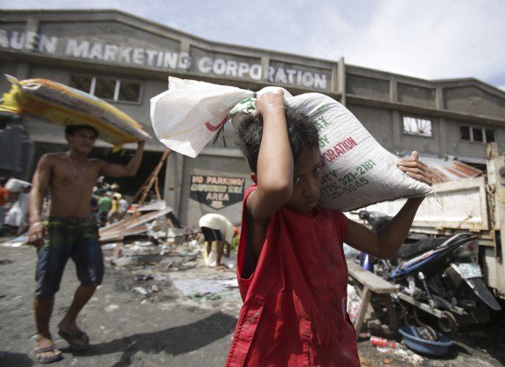 (28) Photos qui témoignent du désastre aux Philippines après le passage du Typhon Haiyan. Regardez