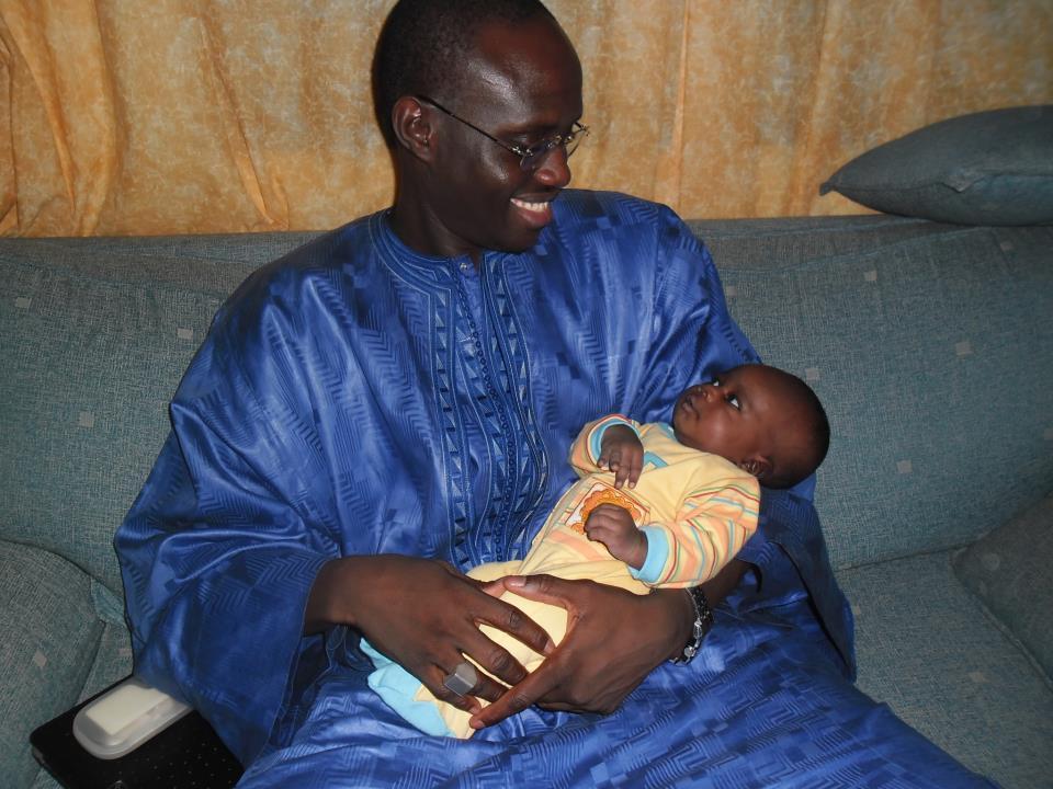 Ousmane Mbacké, le fils de Ahmada et Sophia dans les bras de son homonyme