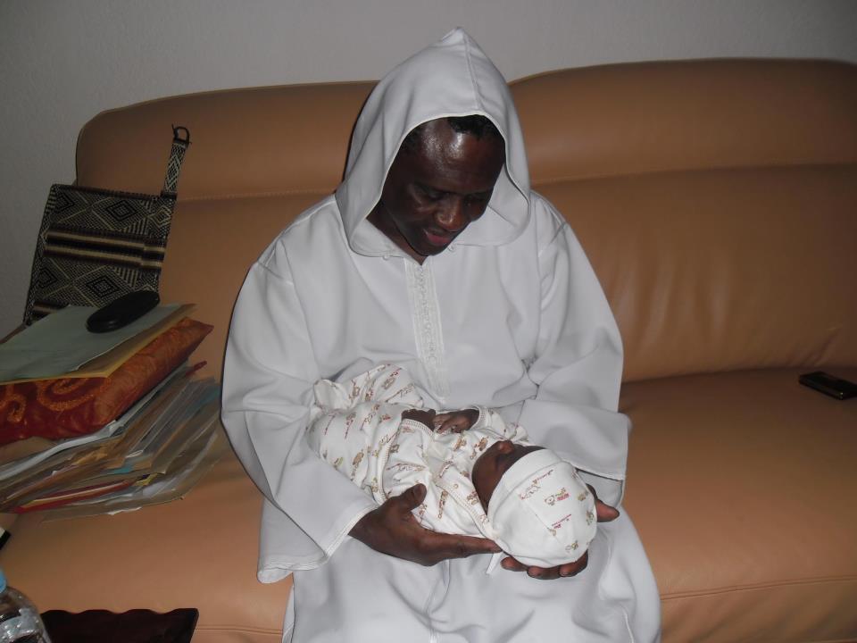 Ousmane Mbacké, le fils de Ahmada et Sophia dans les bras de Kara, son grand-père !