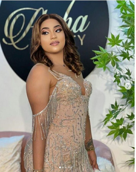 Léna Guèye, sublime dans une robe sexy et trés chic (Photos)