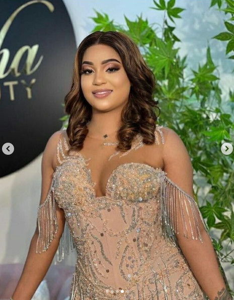 Léna Guèye, sublime dans une robe sexy et trés chic (Photos)