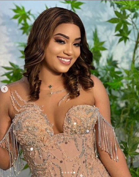 Léna Guèye, sublime dans une robe sexy et trés chic (Photos)