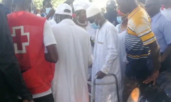 Gambie: Darboe, affaibli, se rend à son centre de vote à l'aide d'un déambulateur