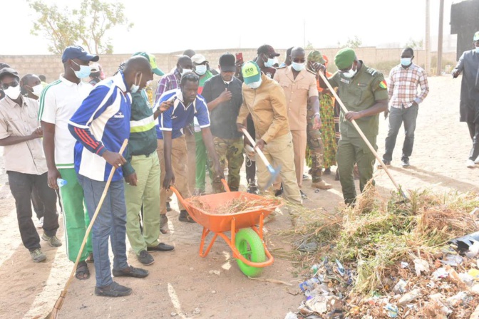 'Bëssup Sétal": Le Ministre Oumar Guèye, de la partie, satisfait des travaux dans le département de Rufisque