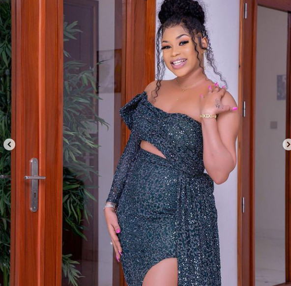 Dans une robe ultra décolletée, Marichou enflamme la toile (Photos) Dans une robe ultra décolletée, Marichou enflamme la toile (Photos)