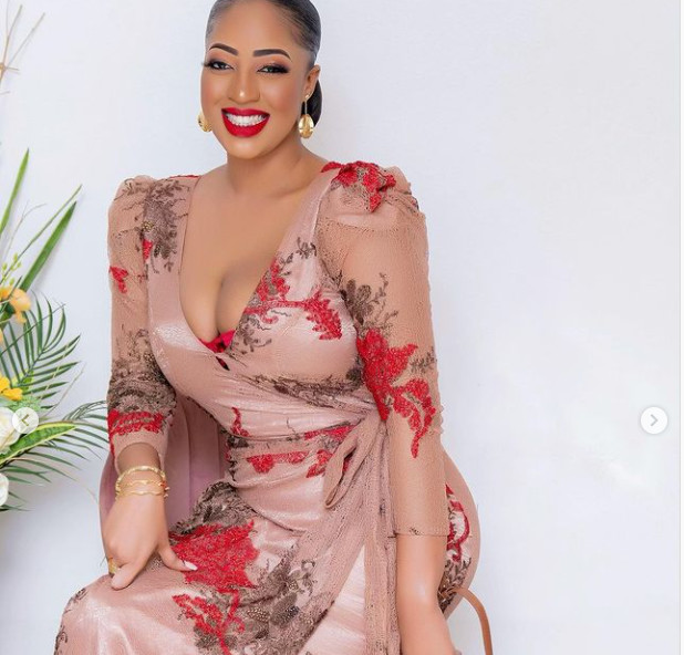 Betty Dia sexy en robe moulante (Photos)