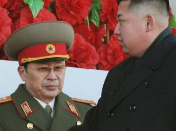 Kim Jong-un, le leader nord-coréen, et son oncle Jang Song-thaek. REUTERS/Kyodo
