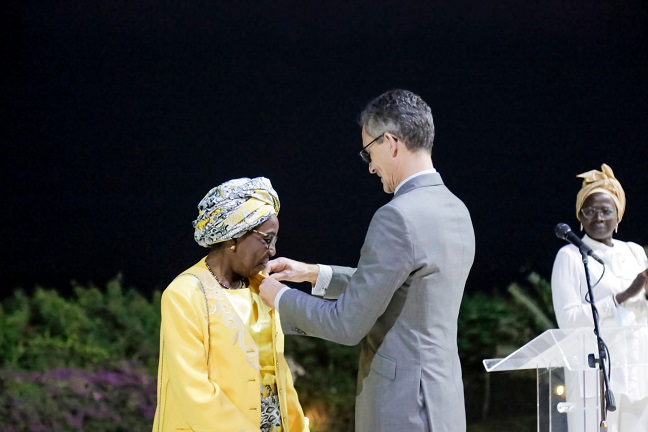 Mariètou Mbaye Ken Bugul et Antoinette Fall Correa : Deux grandes dames du monde littéraire décorées de l’ordre des Arts et des Lettres Mariètou Mbaye Ken Bugul et Antoinette Fall Correa : Deux grandes dames du monde littéraire décorées de l’ordre des Arts et des Lettres