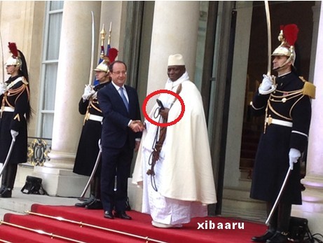 Yahya Jammeh débarque à l’Elysée avec un Coran à la main